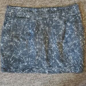 Ladies skirt 2b bebe $5 if buying 2 or more items